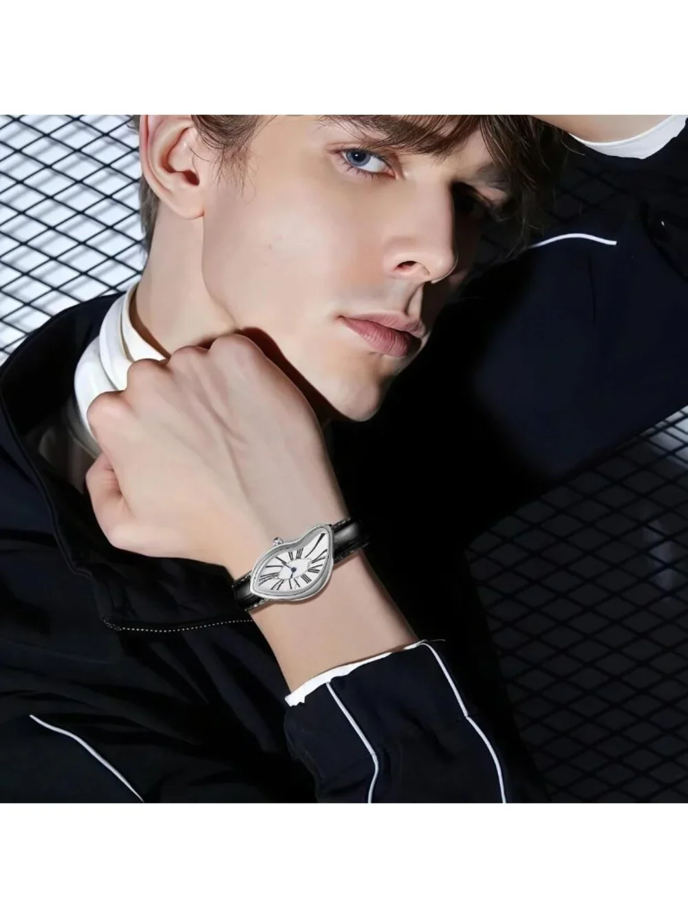 Stylish Luxury Analog Quartz Watch for Men & Women, Leather Strap, Waterproof